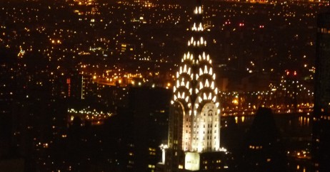 Detalhe do Chrysler Building à noite: vista do Empire State