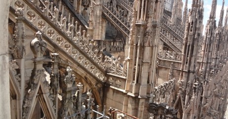 Os detalhes do Duomo visto do terraço
