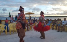 Casal dançando xaxado na Praia do Jacaré