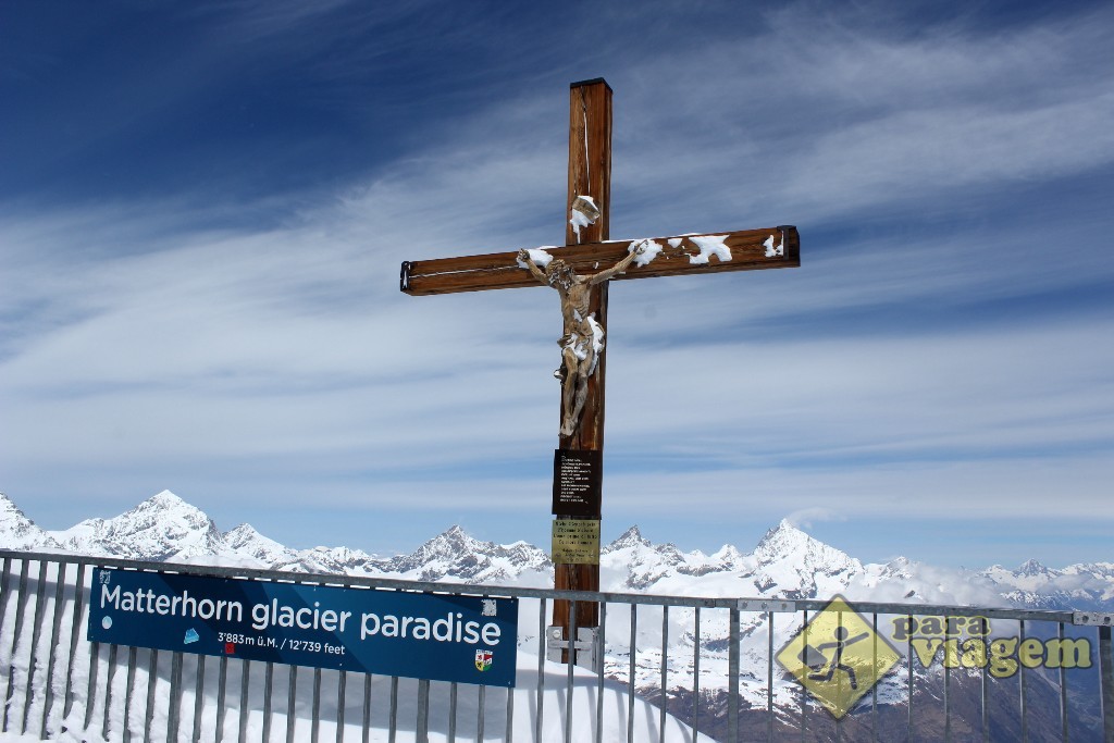 O crucifixo no Matterhorn Glacier Paradise