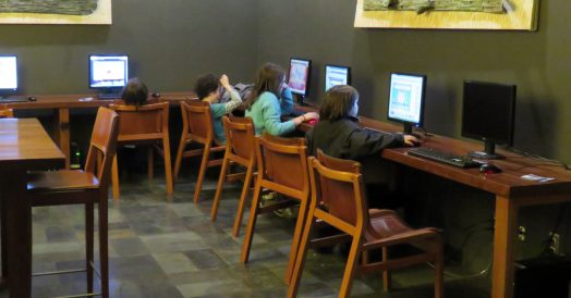 Crianças Jogando no Computador