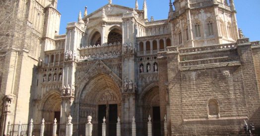 Detalhes da fachada frontal da Catedral de Toledo