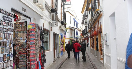 Uma das estreitas e agradáveis ruas de Córdoba
