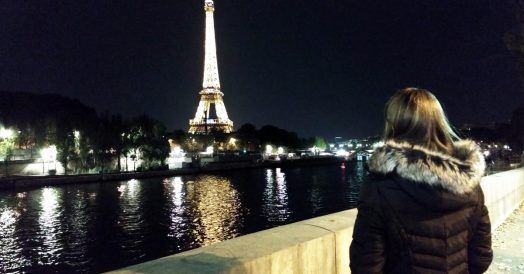 Margem do Rio Sena com vista da Torre Eiffel