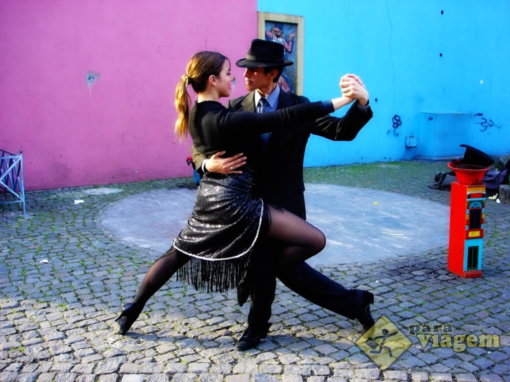 Casal dançando tango no Caminito