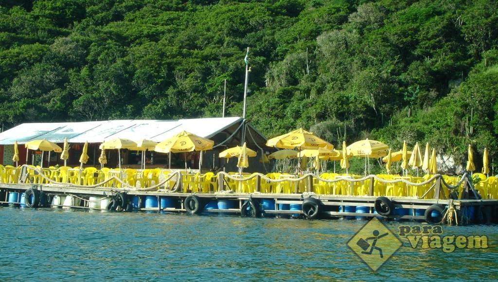 Bar flutuante na Praia do Forno