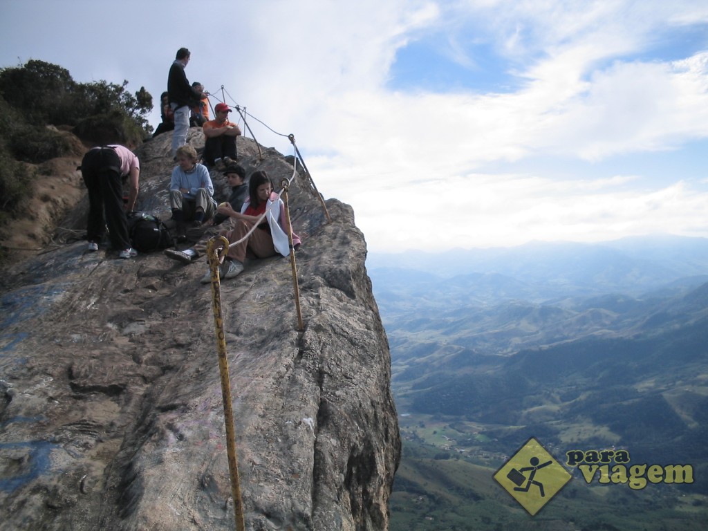 Alpinistas no topo da Pedra do Baú