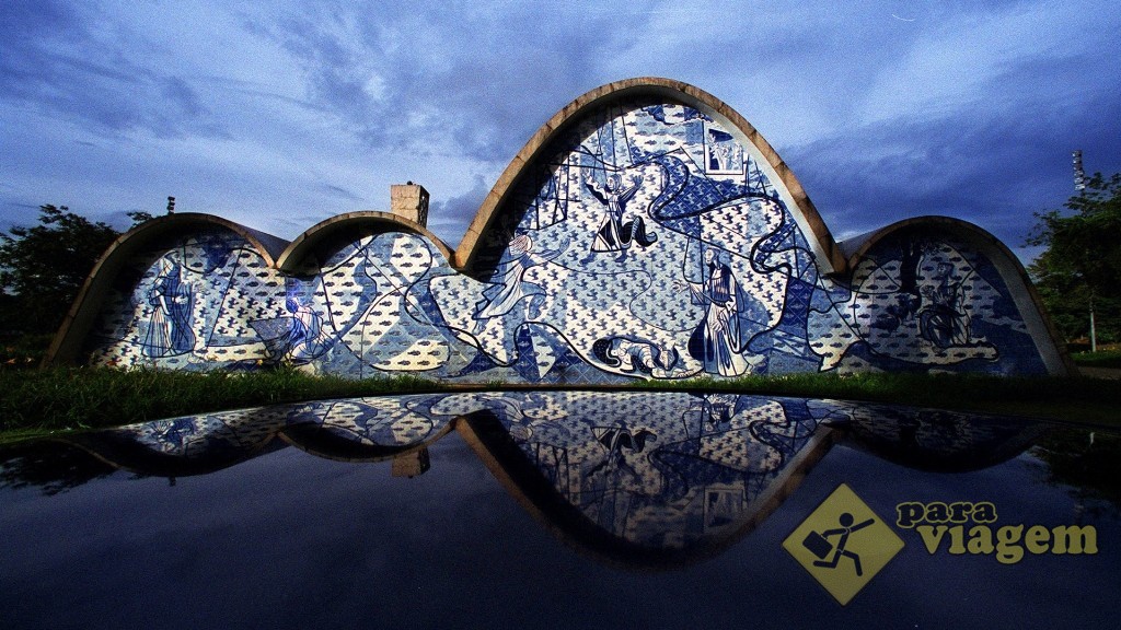Igreja de São Francisco de Assis: detalhe para o mosaico de azulejos de Portinari
