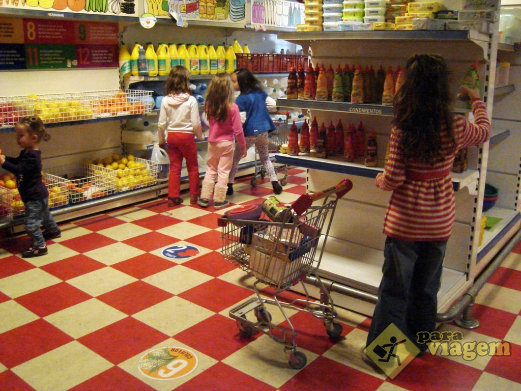 Crianças fazendo compras no Museo de Los Niños