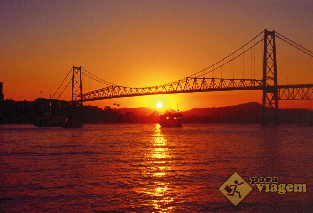 Pôr do Sol com detalhe da Ponte Hercílio Luz