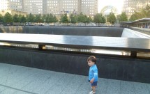 Bebê Brincando no Memorial 11 de Setembro