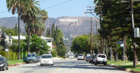 Rua em Hollywood com Letreiro ao Fundo
