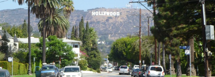 Rua em Hollywood com Letreiro ao Fundo