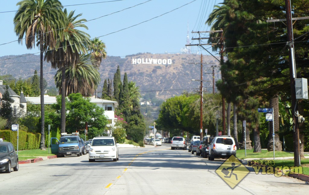 Rua em Hollywood com Letreiro ao Fundo