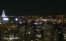 Chrysler Building escondido atrás do prédio da MetLife: vista do Top of the Rock à noite