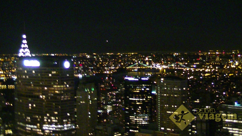 Chrysler Building escondido atrás do prédio da MetLife: vista do Top of the Rock à noite