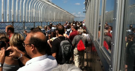Aglomerado de gente no deck do 86º andar do Empire State
