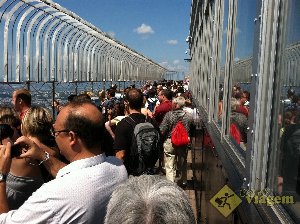 Aglomerado de gente no deck do 86º andar do Empire State