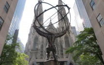Estátua do "Atlas". Igreja St. Patrick ao fundo: complexo Rockefeller Center