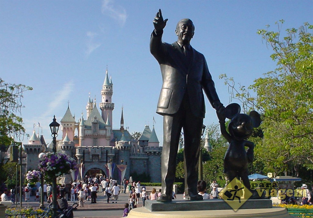Estátua do Walt Disney e Mickey na Disneylândia