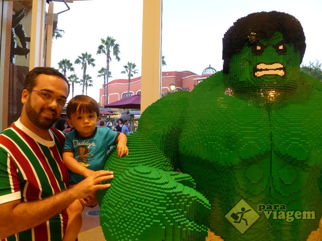 Hulk de LEGO no Downtown Disney