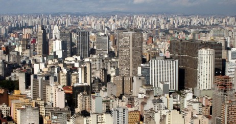 Vista aérea de São Paulo. Destaque para os edifícios Itália e da Copan