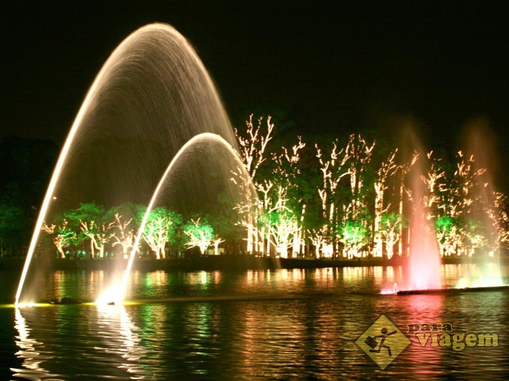 Chafariza iluminado no Parque do Ibirapuera
