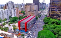 Vista aérea da Avenida Paulista com o MASP no detalhe