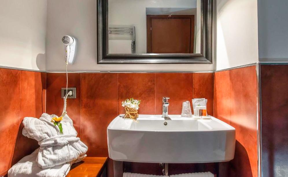 Banheiro do Navona Colors Hotel