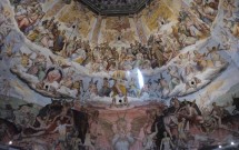 Interior do Duomo. Belo afresco de Vasari retratando o Juízo final