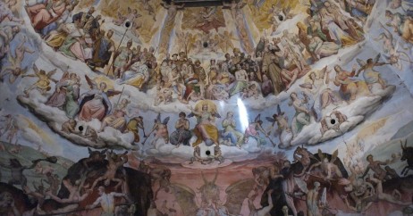 Interior do Duomo. Belo afresco de Vasari retratando o Juízo final
