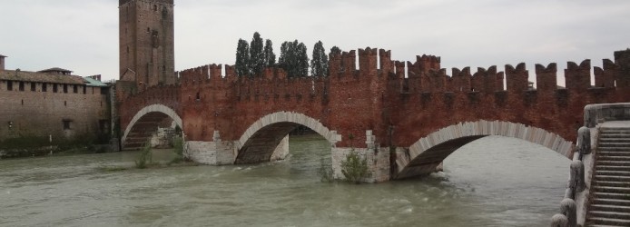 Parte do Castelvecchio e a Ponte Scaligero