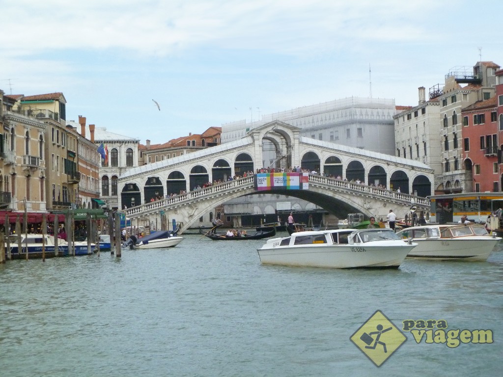 Ponte Rialto sobre o Grande Canal em Veneza