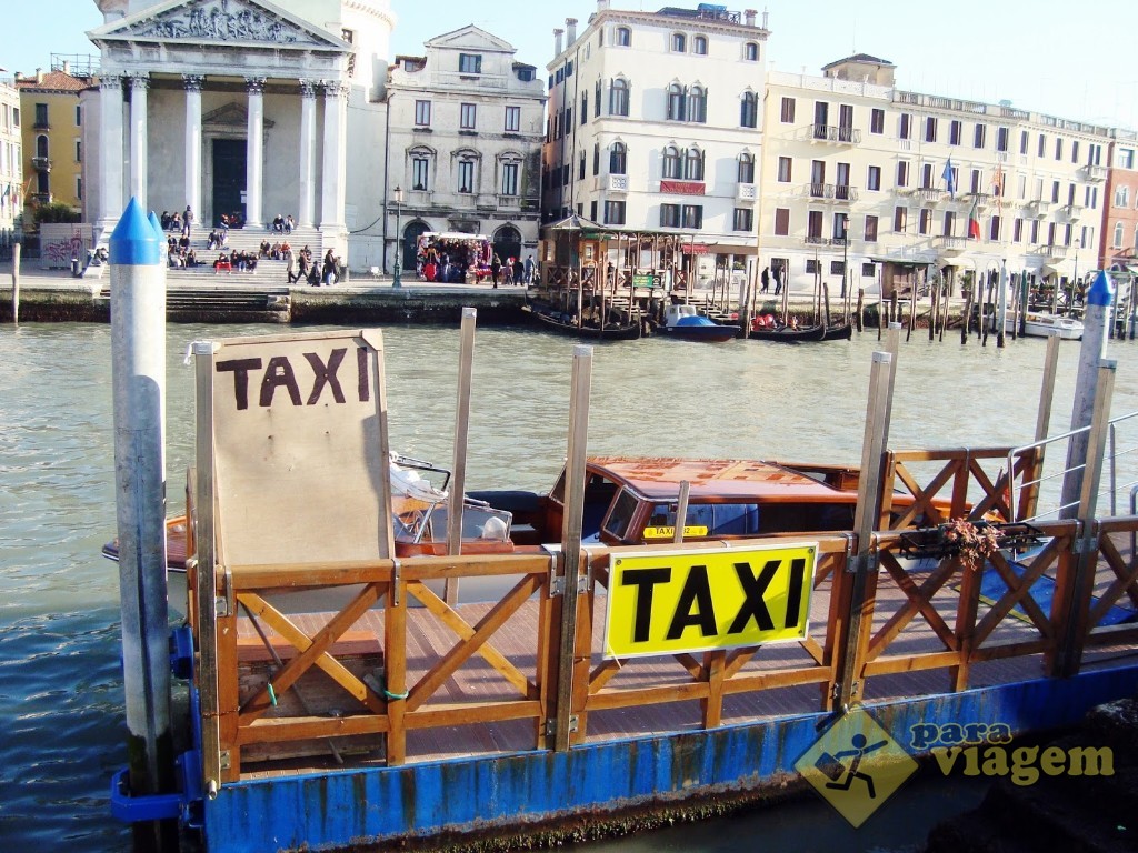 Ponto de táxi aquático em Veneza