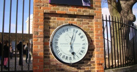 Shepherd Gate Clock -- Que horas são? 05:03 ou 11:03?