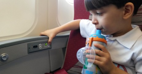 Bebendo Água no Avião na Hora da Decolagem