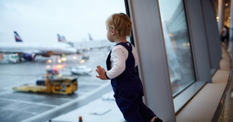 Criança no Aeroporto Aguardando o Embarque