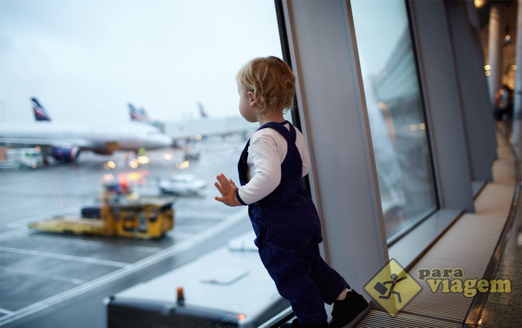 Criança no Aeroporto Aguardando o Embarque