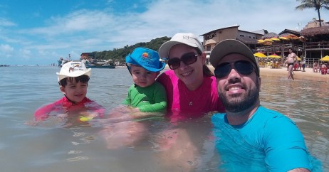 Família com Camisas de Proteção FPU 50+ na Praia de Pipa/RN
