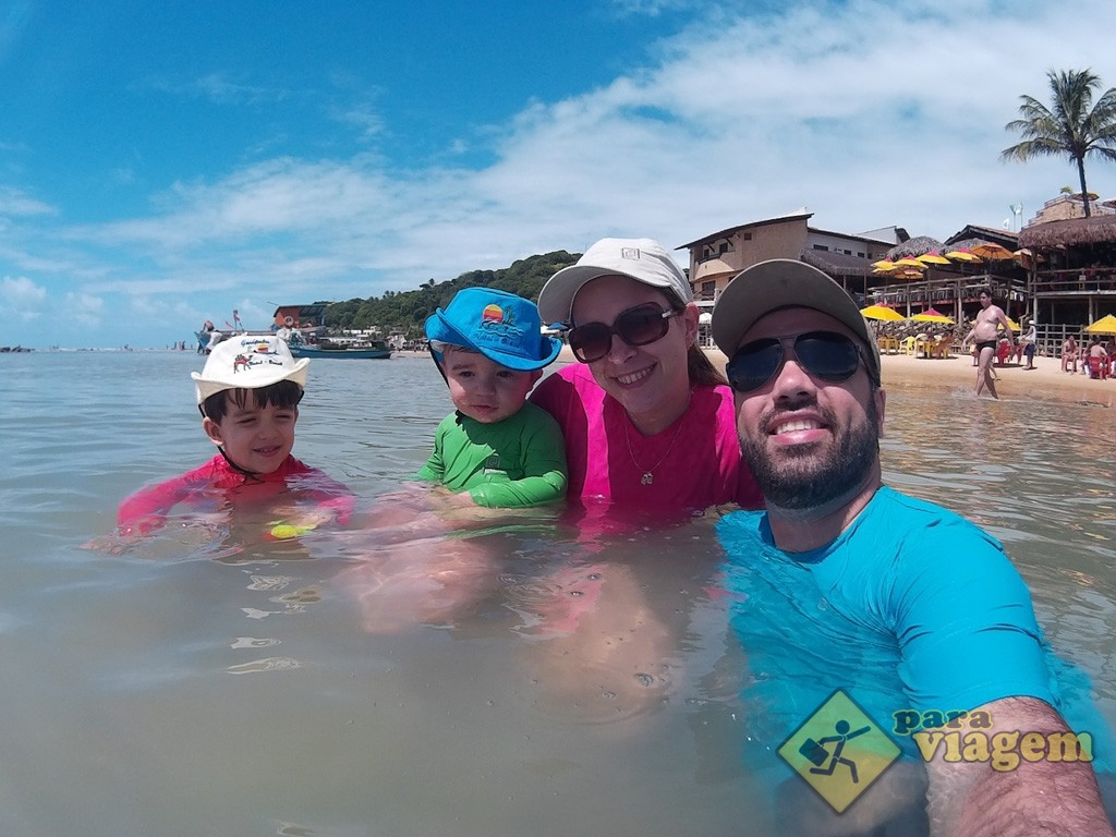 Família com Camisas de Proteção FPU 50+ na Praia de Pipa/RN