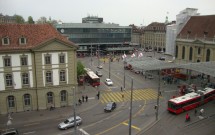 Estação de trem de Berna vista da janela do hotel