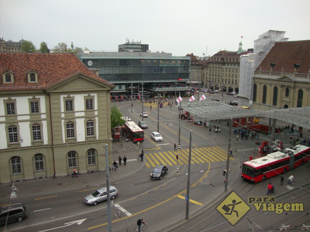 Estação de trem de Berna vista da janela do hotel