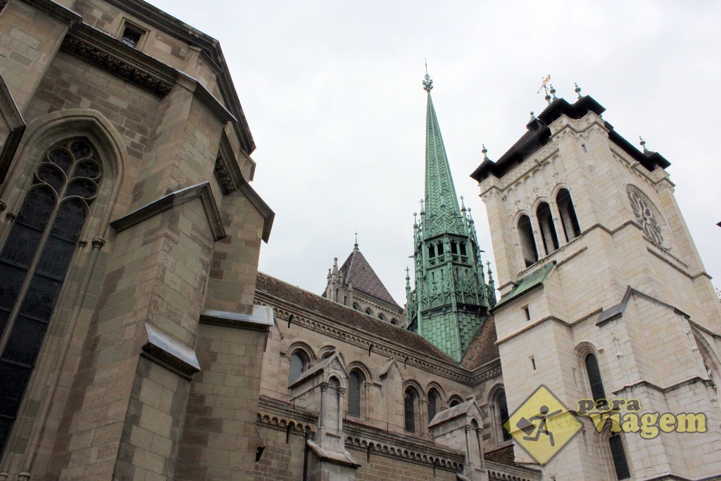 Uma das torres quadradas da catedral