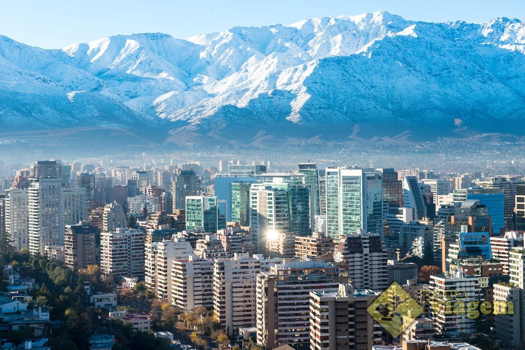 Cidade de Santiago com a Cordilheira ao fundo