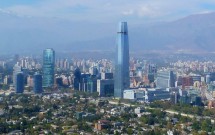 Cidade de Santiago com destaque para a Torre do Costanera Center
