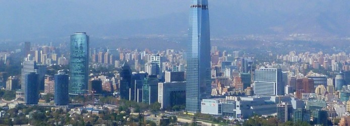 Cidade de Santiago com destaque para a Torre do Costanera Center
