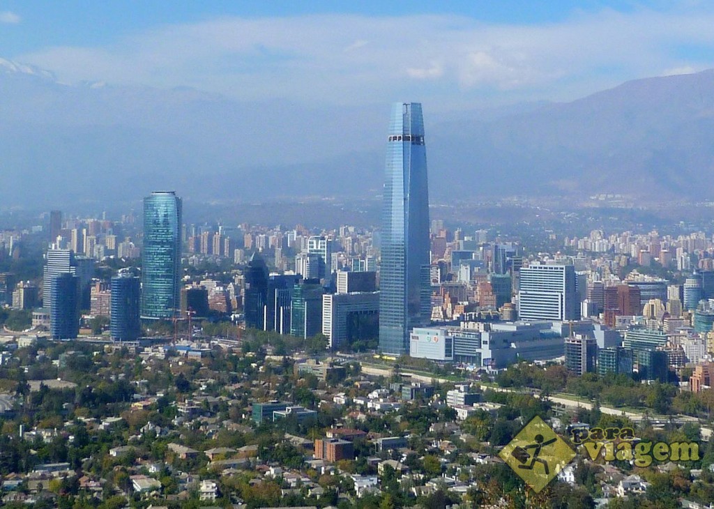 Cidade de Santiago com destaque para a Torre do Costanera Center