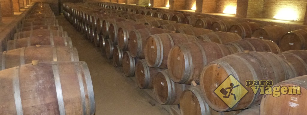 Barris de vinho na Vinícola Undurraga