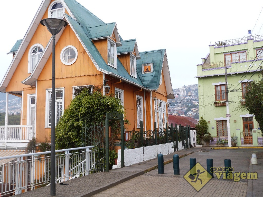 Casas coloridas de zinco em Valparaíso no Chile