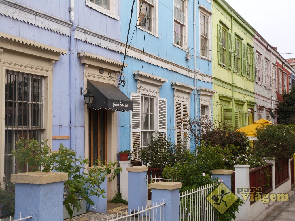 Casas coloridas de zinco em Valparaíso no Chile